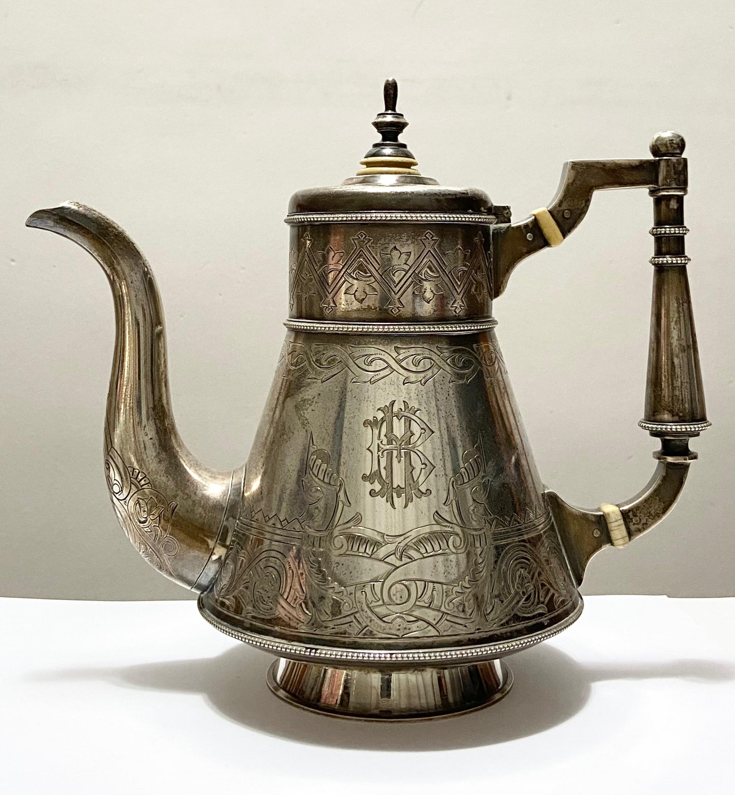 Antigo Bule Russo Imperial Em Prata 84 Zolotniks 1891 742g, com detalhes em relevo